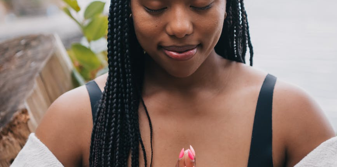 Explorez les Secrets de la Nature et de la Sagesse Ancienne avec une Chamane Connectée et Guide Spirituelle