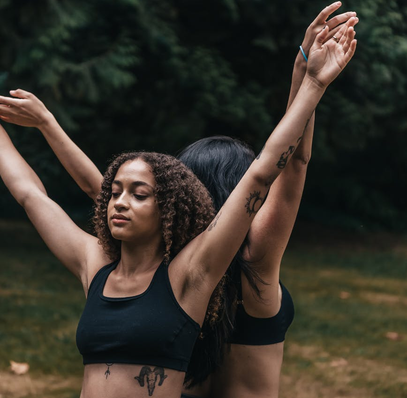 Explorez les Secrets de la Nature et de la Sagesse Ancienne avec une Chamane Connectée et Guide Spirituelle