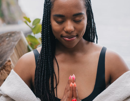 Explorez les Secrets de la Nature et de la Sagesse Ancienne avec une Chamane Connectée et Guide Spirituelle