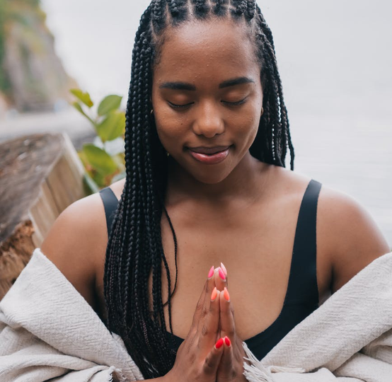 Explorez les Secrets de la Nature et de la Sagesse Ancienne avec une Chamane Connectée et Guide Spirituelle