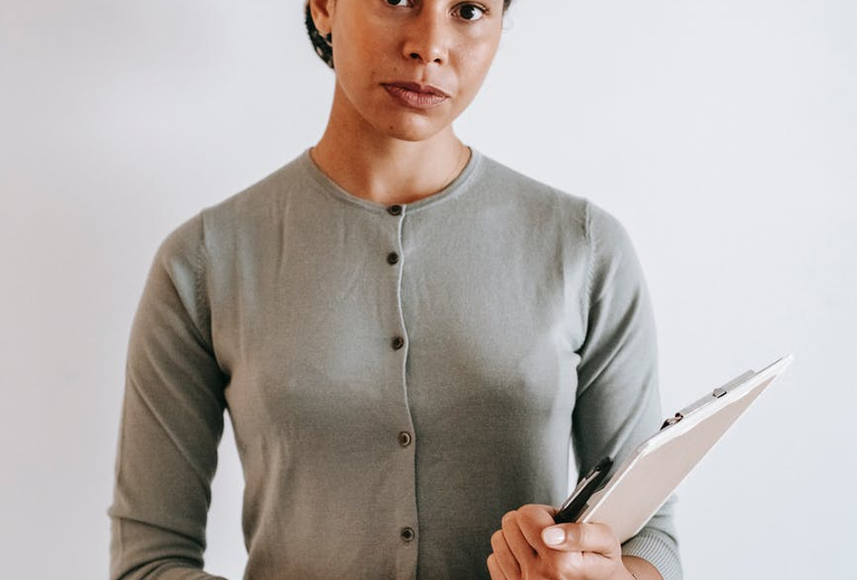 Explorez les Secrets de la Nature et de la Sagesse Ancienne avec une Chamane Connectée et Guide Spirituelle